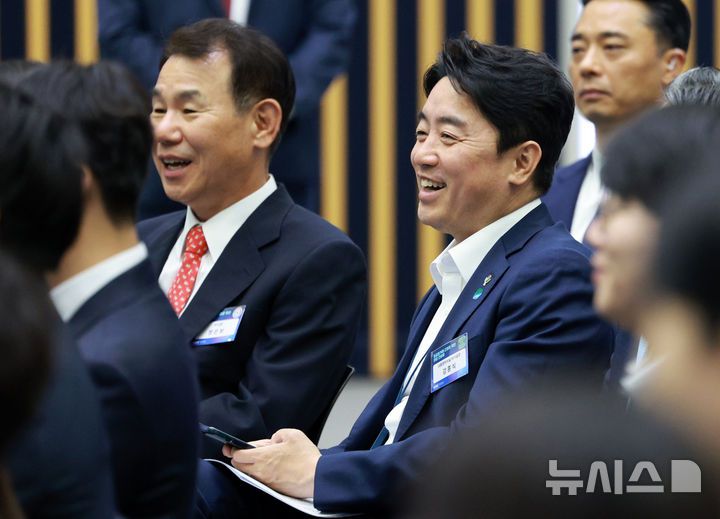 [서울=뉴시스] 고범준 기자 = 강훈식 비서실장이 11일 서울 영등포구 한국거래소에서 열린 주식시장 불공정거래 근절을 위한 현장 간담회에서 이재명 대통령의 발언을 듣고 밝게 웃고 있다. 왼쪽은 정은보 한국거래소 이사장. 2025.06.11. bjko@newsis.com