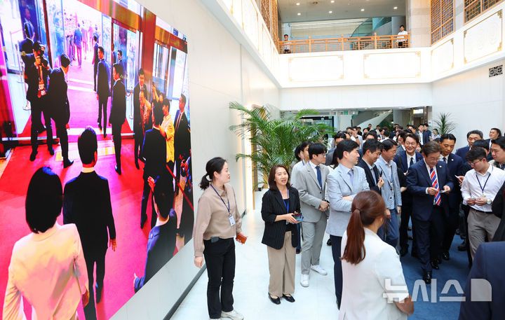 [서울=뉴시스] 최진석 기자 = 이재명 대통령이 11일 서울 용산 대통령실 기자식당에서 식사를 마친 뒤 기념촬영을 위해 이동하며 출입기자들의 명함을 받고 있다. 2025.06.11. myjs@newsis.com