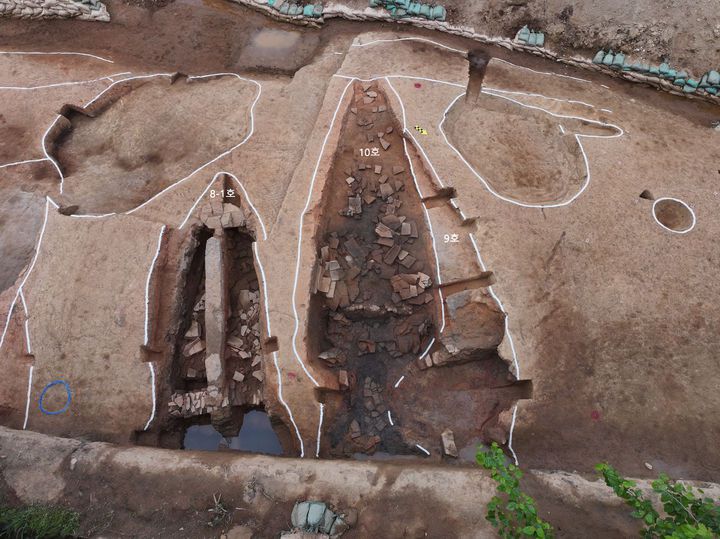 [서울=뉴시스] 경주 망성리 384번지 유적 기와가마 8-1호·9호·10호 전경((사진=국가유산진흥원 제공) 2025.06.12. photo@newsis.com *재판매 및 DB 금지