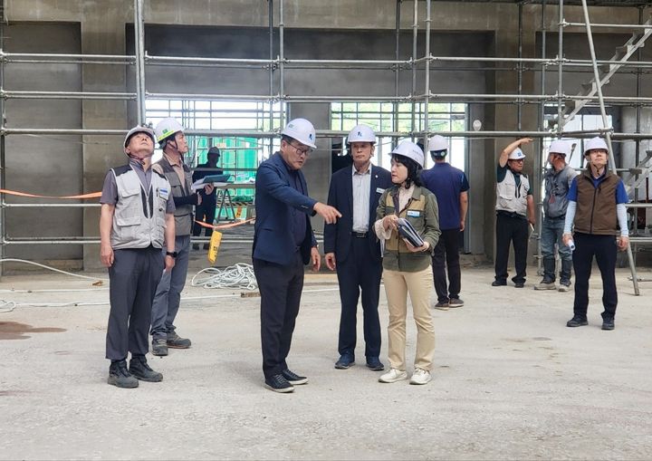 [함양=뉴시스] 함양군 백삼종 부군수 건축 대형 공사장 현장 점검 (사진=함양군 제공) 2025. 06. 12. photo@newsis.com *재판매 및 DB 금지