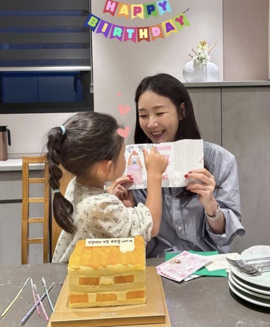 [서울=뉴시스] 배우 최지우가 딸의 생일 축하 편지에 기뻐하고 있다. (사진=최지우 인스타그램 캡처) 2025.06.12. photo@newsis.com *재판매 및 DB 금지