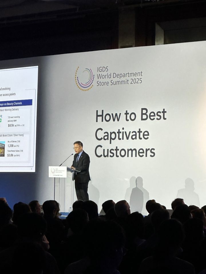 김승환 아모레퍼시픽 대표는 12일 오전 서울 중구 롯데호텔 서울에서 열린 '제16회 IDGS 월드 백화점 서밋'에 연사로 참석해 발언하고 있다. *재판매 및 DB 금지