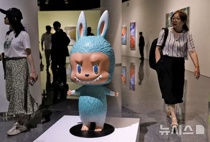 [뉴시스] 세계적으로 선풍적인 인기를 끌고 있는 라부부 피규어는 최근 2억이 넘는 낙찰가에 판매돼 그 인기를 다시금 증명했다. (사진=CNN) 2025.6.12