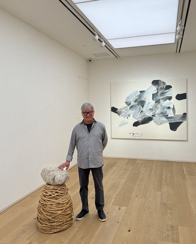 [사진=박현주미술전문기자= 12일 이강소 화백이 타데우스 로팍 개인전에 선보인 작품 앞에서 포즈를 취했다. *재판매 및 DB 금지