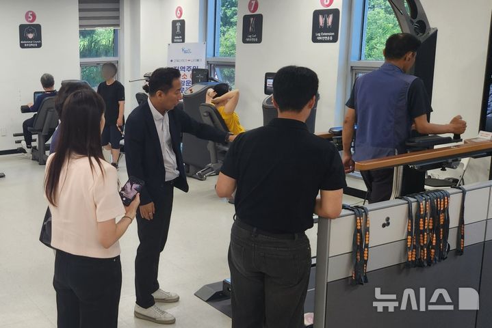 [인천=뉴시스] 경북 영양군보건소 관계자 등이 재활운동실 내부를 둘러보고 있다. (사진=인천 계양구 제공) 2025.06.12. photo@newsis.com