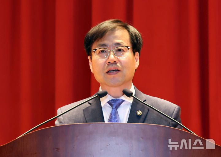 [세종=뉴시스] 강종민 기자 = 여한구 산업통상자원부 통상교섭본부장이 12일 세종시 정부세종청사에서 열린 취임식에서 취임사를 하고 있다. 2025.06.12. ppkjm@newsis.com