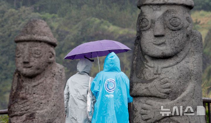 [서귀포=뉴시스] 우장호 기자 = 올해 첫 장맛비가 내리는 지난 12일 오전 제주 서귀포시 대정읍 송악산 둘레길에서 우산을 쓴 관광객들이 걸어가고 있다. 2025.06.12. woo1223@newsis.com