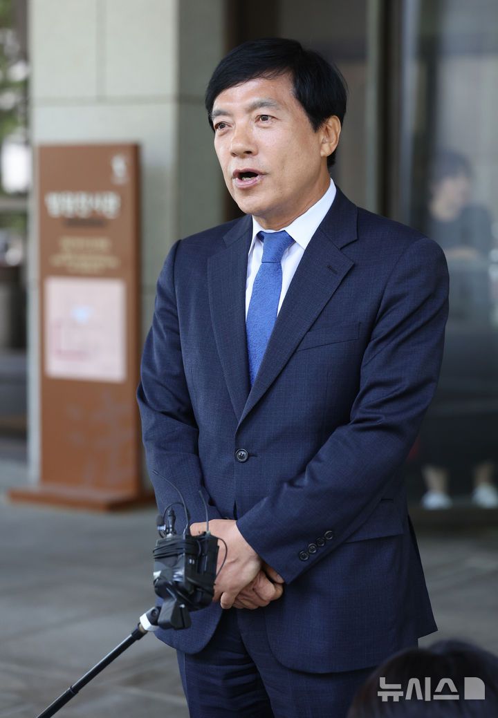 [서울=뉴시스] 김진아 기자 = 김학의 전 법무부 차관 불법 출국금지 의혹과 관련된 수사에 외압을 행사한 혐의로 재판에 넘겨진 이성윤 더불어민주당 의원이 12일 서울 서초구 대법원에서 열린 직권남용 권리행사방해 혐의 관련 상고심 선고기일에서 무죄 판결을 받은 뒤 입장을 밝히고 있다. 2025.06.11. bluesoda@newsis.com