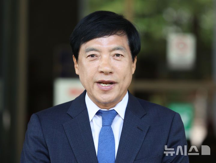 [서울=뉴시스] 김진아 기자 = 김학의 전 법무부 차관 불법 출국금지 의혹과 관련된 수사에 외압을 행사한 혐의로 재판에 넘겨진 이성윤 더불어민주당 의원이 12일 서울 서초구 대법원에서 열린 직권남용 권리행사방해 혐의 관련 상고심 선고기일에서 무죄 판결을 받은 뒤 입장을 밝히고 있다. 2025.06.11. bluesoda@newsis.com