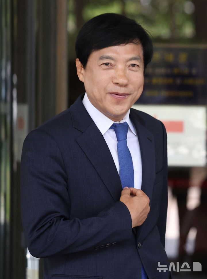 [서울=뉴시스] 김진아 기자 = 김학의 전 법무부 차관 불법 출국금지 의혹과 관련된 수사에 외압을 행사한 혐의로 재판에 넘겨진 이성윤 더불어민주당 의원이 12일 서울 서초구 대법원에서 열린 직권남용 권리행사방해 혐의 관련 상고심 선고기일에서 무죄 판결을 받은 뒤 법정을 나서고 있다. 2025.06.11. bluesoda@newsis.com