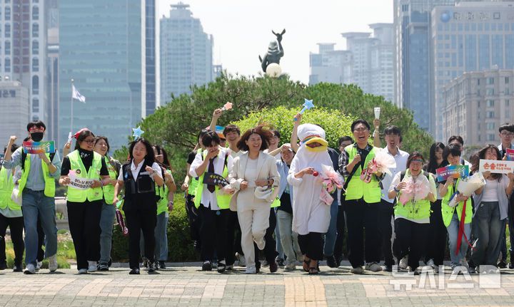 [서울=뉴시스] 고승민 기자 = 12일 서울 여의도 국회에서 열린 진보당 손솔 의원 등원식에서 손 의원과 청년 참석자들이 함께 퍼포먼스를 하고 있다. 2025.06.12. kkssmm99@newsis.com
