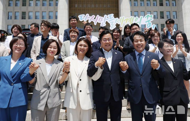 [서울=뉴시스] 고승민 기자 = 박찬대 더불어민주당 원내대표가 12일 서울 여의도 국회에서 열린 진보당 손솔 의원 등원식 앞을 지나가던 중 이들과 함께 기념촬영하고 있다. 2025.06.12. kkssmm99@newsis.com