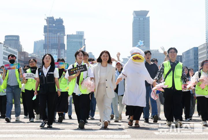 [서울=뉴시스] 고승민 기자 = 12일 서울 여의도 국회에서 열린 진보당 손솔 의원 등원식에서 손 의원과 청년 참석자들이 함께 퍼포먼스를 하고 있다. 2025.06.12. kkssmm99@newsis.com