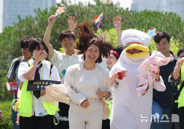 [서울=뉴시스] 고승민 기자 = 12일 서울 여의도 국회에서 열린 진보당 손솔 의원 등원식에서 손 의원과 청년 참석자들이 함께 퍼포먼스를 하고 있다. 2025.06.12. kkssmm99@newsis.com