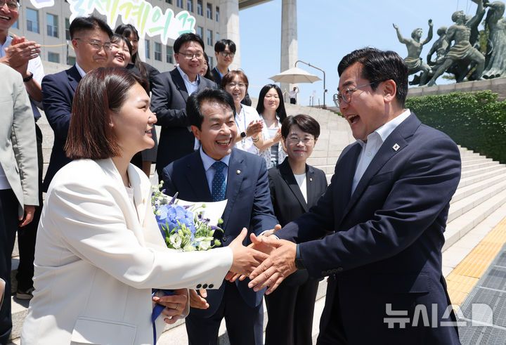 [서울=뉴시스] 고승민 기자 = 박찬대 더불어민주당 원내대표가 12일 서울 여의도 국회에서 열린 진보당 손솔 의원 등원식 앞을 지나가던 중 손솔 의원과 인사하고 있다. 2025.06.12. kkssmm99@newsis.com
