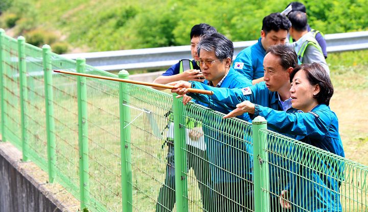 [공주=뉴시스] 강종민 기자 = 송미령 농림축산식품부 장관이 12일 충남 공주 정안저수지를 찾아 여름철 집중호우 대비 저수지 수위조절 현황과 시설물 작동상태, 예방 조치사항 등을 점검하고 있다. (사진=농식품부 제공) 2025.06.12. photo@newsis.com *재판매 및 DB 금지