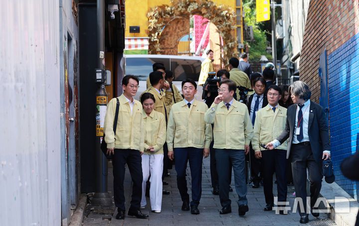 [서울=뉴시스] 고범준 기자 = 이재명 대통령이 12일 서울 용산구 이태원 참사 현장 '10·29 기억과 안전의 길'을 둘러보고 있다. (대통령실통신사진기자단) 2025.06.12. bjko@newsis.com