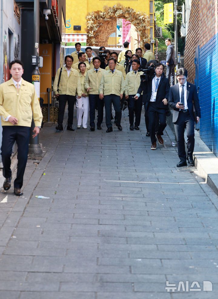 [서울=뉴시스] 고범준 기자 = 이재명 대통령이 12일 서울 용산구 이태원 참사 현장 '10·29 기억과 안전의 길'을 둘러보고 있다. (대통령실통신사진기자단) 2025.06.12. bjko@newsis.com