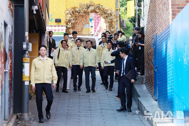 [서울=뉴시스] 고범준 기자 = 이재명 대통령이 12일 서울 용산구 이태원 참사 현장 '10·29 기억과 안전의 길'을 둘러보고 있다. (대통령실통신사진기자단) 2025.06.12. bjko@newsis.com