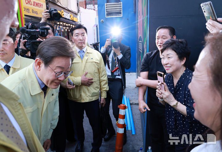 [서울=뉴시스] 고범준 기자 = 이재명 대통령이 12일 서울 용산구 이태원 참사 현장 '10·29 기억과 안전의 길'을 둘러보며 시민들과 인사하고 있다. (대통령실통신사진기자단) 2025.06.12. bjko@newsis.com