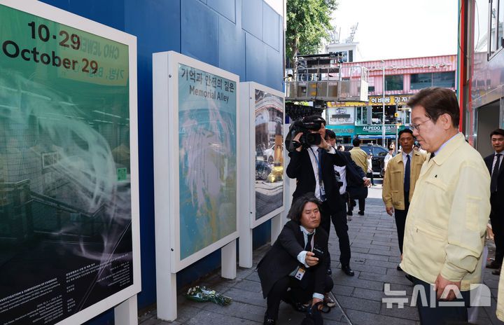 [서울=뉴시스] 고범준 기자 = 이재명 대통령이 12일 서울 용산구 이태원 참사 현장 '10·29 기억과 안전의 길'을 둘러보고 있다. (대통령실통신사진기자단) 2025.06.12. bjko@newsis.com