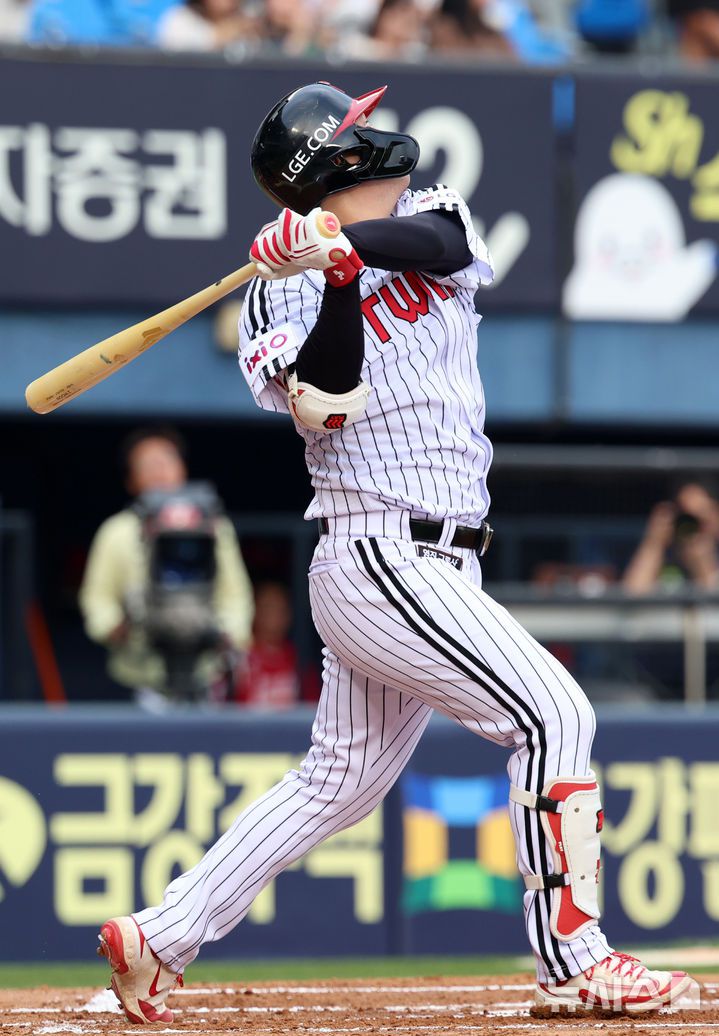 [서울=뉴시스] 이영환 기자 = 12일 오후 서울 송파구 잠실야구장에서 열린 2025 KBO리그 SSG 랜더스와 LG 트윈스의 경기, 1회말 1사 1,3루에서 LG 문보경이 희생플라이를 날리고 있다. 2025.06.12. 20hwan@newsis.com