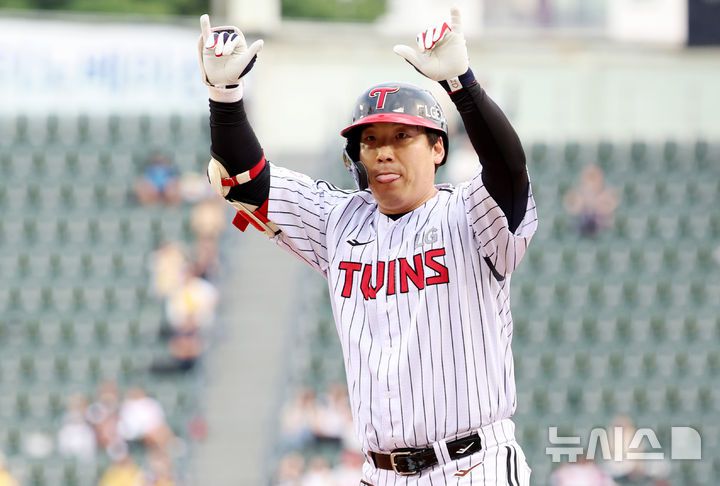 [서울=뉴시스] 이영환 기자 = 12일 오후 서울 송파구 잠실야구장에서 열린 2025 KBO리그 SSG 랜더스와 LG 트윈스의 경기, 1회말 무사 1루에서 LG 김현수가 안타를 친 후 세리머니를 하고 있다. 2025.06.12. 20hwan@newsis.com