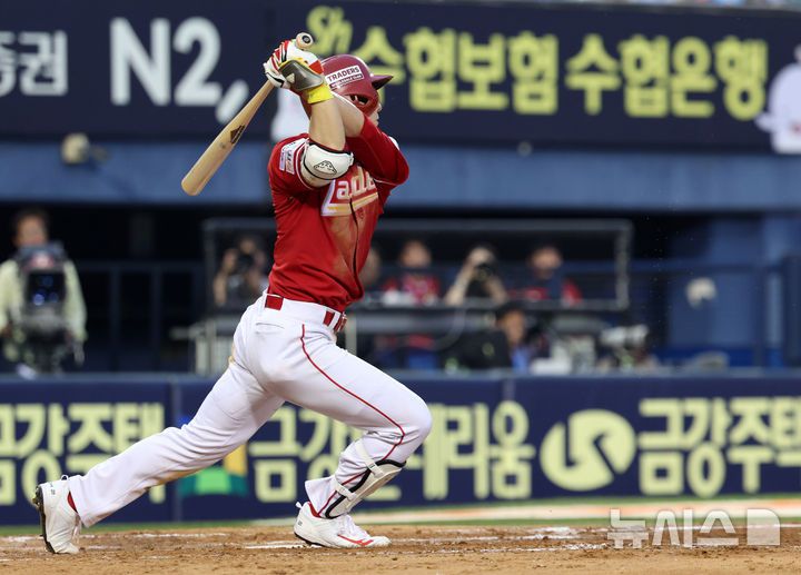 [서울=뉴시스] 이영환 기자 = 12일 오후 서울 송파구 잠실야구장에서 열린 2025 KBO리그 SSG 랜더스와 LG 트윈스의 경기, 4회초 SSG 선두타자 박성한이 2루타를 날리고 있다. 2025.06.12. 20hwan@newsis.com