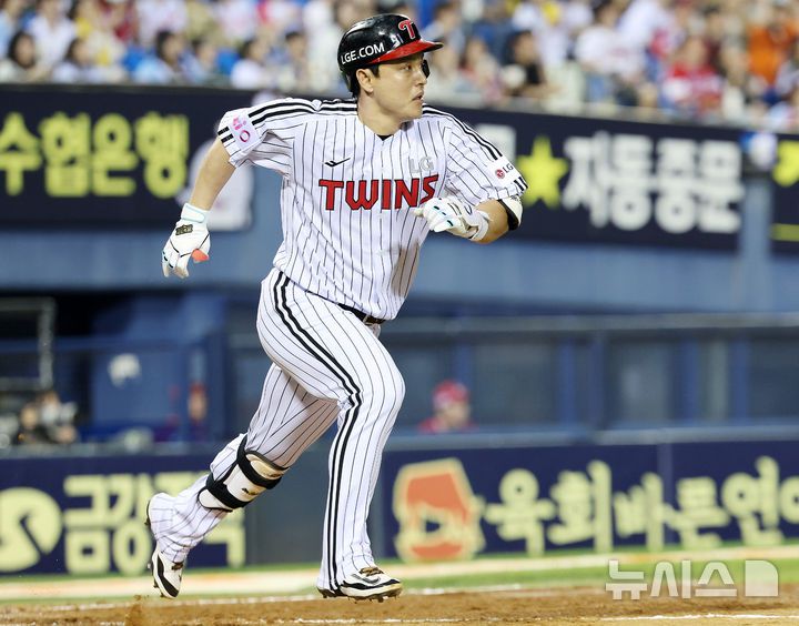 [서울=뉴시스] 이영환 기자 = 12일 오후 서울 송파구 잠실야구장에서 열린 2025 KBO리그 SSG 랜더스와 LG 트윈스의 경기, 5회말 2사 1,3루에서 대타로 나선 LG 박동원이 2타점 2루타를 날리고 있다. 2025.06.12. 20hwan@newsis.com