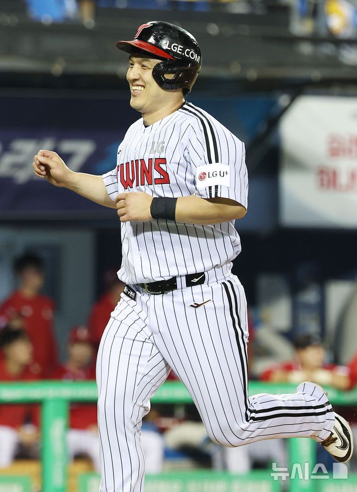 [서울=뉴시스] 이영환 기자 = 12일 오후 서울 송파구 잠실야구장에서 열린 2025 KBO리그 SSG 랜더스와 LG 트윈스의 경기, 5회말 2사 2루에서 LG 2루주자 박동원이 SSG 유격수 박성한의 실수를 틈타 홈인하고 있다. 2025.06.12. 20hwan@newsis.com