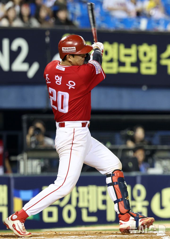 [서울=뉴시스] 이영환 기자 = 12일 오후 서울 송파구 잠실야구장에서 열린 2025 KBO리그 SSG 랜더스와 LG 트윈스의 경기, 6회초 무사 1루에서 SSG 조형우가 안타를 날리고 있다. 2025.06.12. 20hwan@newsis.com