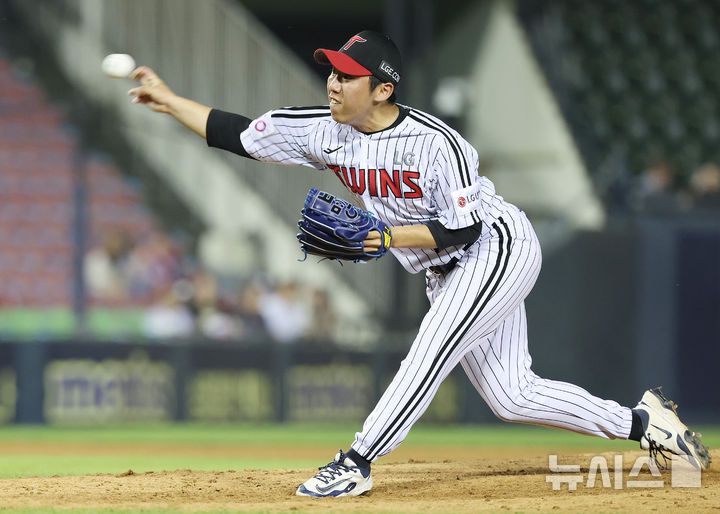 [서울=뉴시스] 이영환 기자 = 12일 오후 서울 송파구 잠실야구장에서 열린 2025 KBO리그 SSG 랜더스와 LG 트윈스의 경기, 9회초 LG 마무리 박명근이 공을 던지고 있다. 2025.06.12. 20hwan@newsis.com