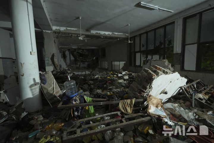 [아메다바드=AP/뉴시스]12일(현지 시간) 인도 구자라트 아메다바드에서 여개기가 추락하며 기체 꼬리 부분이 건물과 충돌해 내부가 파괴된 모습. 2025.06.13.