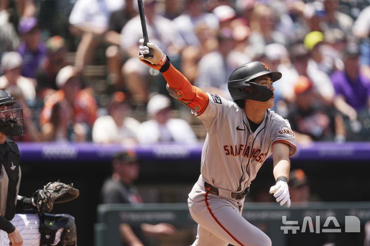 [덴버=AP/뉴시스] 샌프란시스코 자이언츠의 이정후가 12일(현지 시간) 미 콜로라도주 덴버의 쿠어스 필드에서 열린 2025 메이저리그 콜로라도 로키스와의 경기 2회 초 중전 안타를 치고 있다. 이정후는 4타수 1안타 1볼넷 1득점을 기록했고 팀은 7-8로 역전패했다. 2025.06.13.