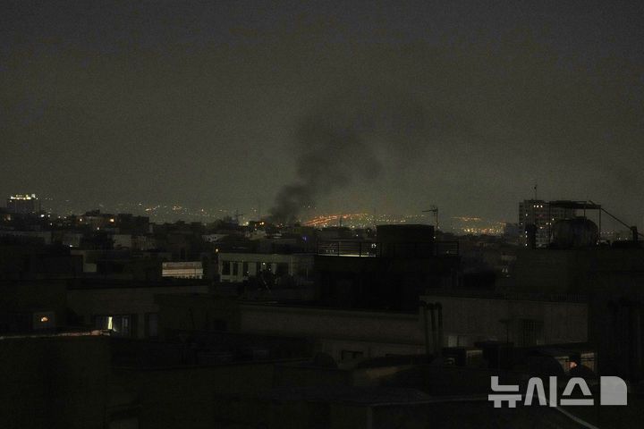 [테헤란=AP/뉴시스]13일(현지 시간) 이란 테헤란에서 검은 연기가 치솟고 있다. 이날 이스라엘은 "이란 전역의 핵 프로그램과 기타 군사시설 관련 목표물 수십 개를 공격하고 있다"며 이란에 대한 선제 공격을 발표했다. 2025.06.13.