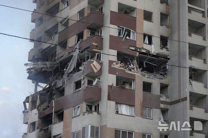 [테헤란=AP/뉴시스] 13일(현지 시간) 이란 테헤란에서 이스라엘의 공습을 받은 아파트 건물이 크게 파손돼 있다. 이스라엘방위군(IDF)은 이날 새벽 이스라엘이 이란의 핵·군 시설에 대한 선제타격을 개시했다고 성명을 통해 밝혔다. 2025.06.13.