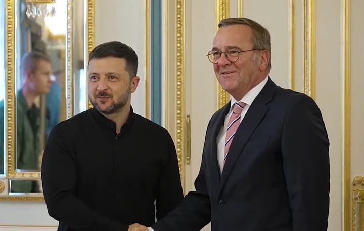 볼로디미르 젤렌스키 우크라이나 대통령(사진 왼쪽)과 보리스 피스토리우스 독일 국방장관이 12일(현지 시간) 키이우에서 만나 악수하고 있다. (사진=젤렌스키 대통령 X 영상 캡처) 2025.06.13. *재판매 및 DB 금지