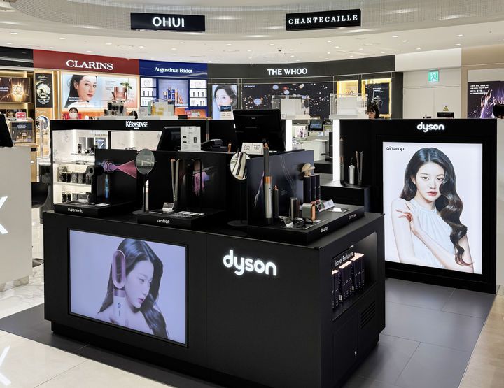 [서울=뉴시스]신라면세점은 인천국제공항 제2여객터미널에 프리미엄 생활 가전 브랜드 '다이슨(Dyson)' 단독 매장을 오픈했다고 13일 밝혔다.(사진=신라면세점 제공) *재판매 및 DB 금지