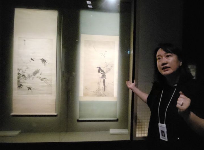 [사진=박현주미술전문기자]이랑 책임 학예연구사가 화조미감 전시를 설명하고 있다. *재판매 및 DB 금지