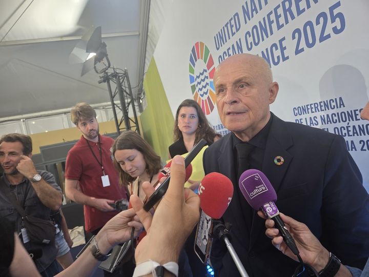 [니스=뉴시스] 이혜원 기자 = 올리비에 푸아브르 다르보르 프랑스 극지·해양 대사가 13일(현지 시간) 프랑스 니스에서 열린 제3차 UNOC 계기 기자회견 후 취재진 질문에 답하고 있다. 2025.06.13. hey1@newsis.com *재판매 및 DB 금지