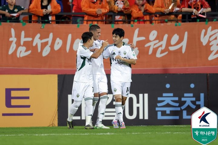 [서울=뉴시스] 프로축구 K리그1 전북현대의 티아고와 전진우. (사진=한국프로축구연맹 제공) *재판매 및 DB 금지
