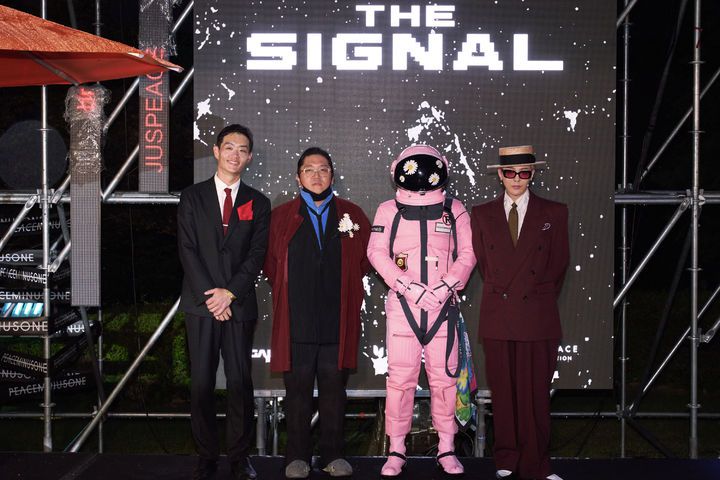 [서울=뉴시스]13일 서울 용산구 그랜드 하얏트 서울 호텔에서 가수 지드래곤, 최용호 갤럭시코퍼레이션 대표, 박성재 부루구루 대표가 기념 촬영을 하고 있다.(사진=트렌드이슈폴리시 제공) *재판매 및 DB 금지