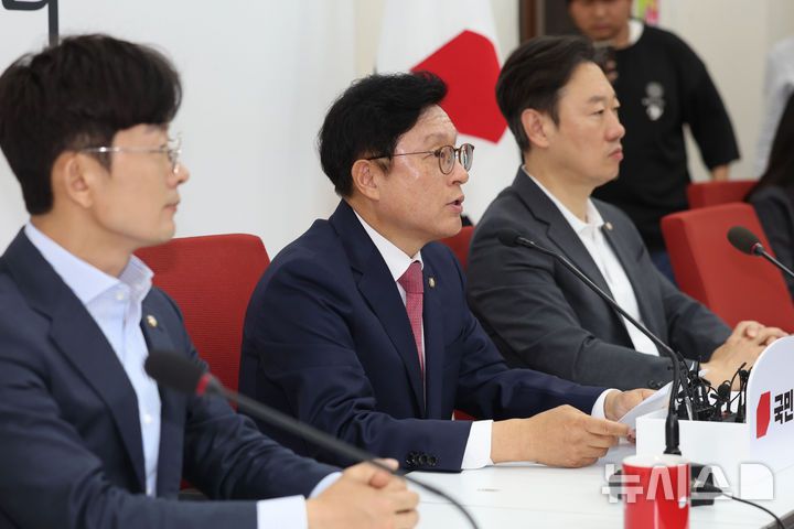 [서울=뉴시스] 권창회 기자 = 박형수 국민의힘 원내수석부대표가 13일 오전 서울 여의도 국회에서 현안 기자간담회에서 사의를 표명한 오광수 민정수석 관련 발언을 하고 있다. 2025.06.13. kch0523@newsis.com