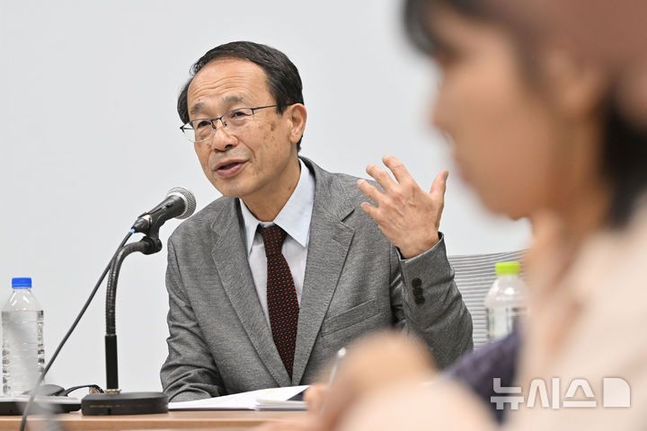 [광주=뉴시스] 이영주 기자 = 일제강제노역 연구자 타케우치 야스토씨가 13일 오전 오전 광주 서구 광주시의회에서 열린 밀리환초 학살 사건의 재조명과 진상규명, 피해자 명예회복을 촉구하는 기자간담회에 참여해 자료를 설명하고 있다. 2025.06.13. leeyj2578@newsis.com