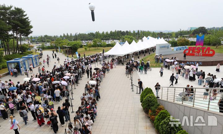 [고양=뉴시스] 김혜진 기자 = 13일 경기 고양시 일산서구 킨텍스에서 열린 방탄소년단 데뷔 12주년 기념 축제 '2025 BTS 페스타'(2025 BTS FESTA)를 찾은 팬들이 입장을 위해 줄서고 있다. 2025.06.13. jini@newsis.com