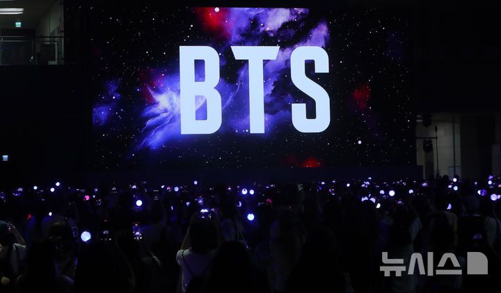 [고양=뉴시스] 김혜진 기자 = 13일 경기 고양시 일산서구 킨텍스에서 열린 방탄소년단 데뷔 12주년 기념 축제 '2025 BTS 페스타'(2025 BTS FESTA)를 찾은 팬들이 행사를 즐기고 있다. 2025.06.13. jini@newsis.com