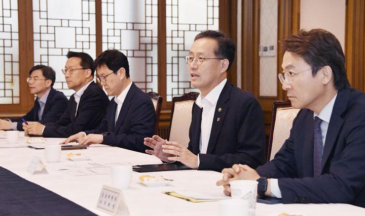 [서울=뉴시스] 이형일 기획재정부 장관 직무대행 1차관이 13일 오후 서울 종로구 정부서울청사에서 긴급상황점검회의를 주재하고 있다. (사진=기획재정부 제공) 2025.06.13. photo@newsis.com *재판매 및 DB 금지