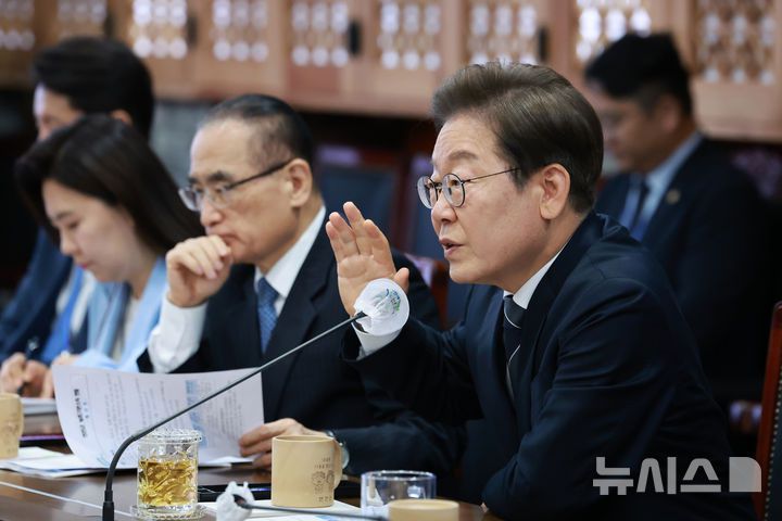 [연천=뉴시스] 고범준 기자 = 이재명 대통령이 13일 경기도 연천군청에서 기본소득 실시지역 현황 점검을 하며 발언하고 있다. (대통령실통신사진기자단) 2025.06.13. bjko@newsis.com