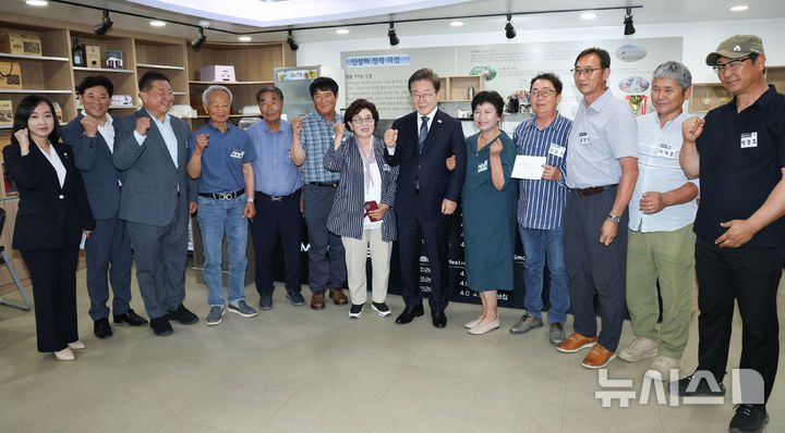 [파주=뉴시스] 고범준 기자 = 이재명 대통령이 13일 경기도 파주시 장단면 행정복지센터에서 열린 주민 간담회에서 주민들과 기념촬영하고 있다. 2025.06.13. bjko@newsis.com