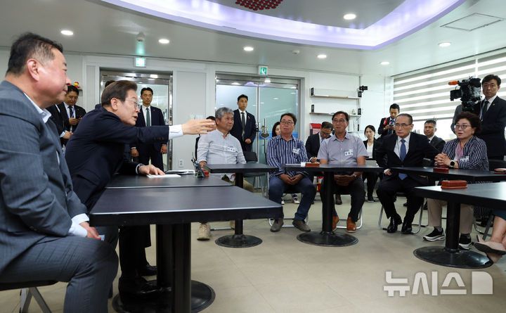 [파주=뉴시스] 고범준 기자 = 이재명 대통령이 13일 경기도 파주시 장단면 행정복지센터에서 열린 주민 간담회에서 발언하고 있다. 2025.06.13. bjko@newsis.com